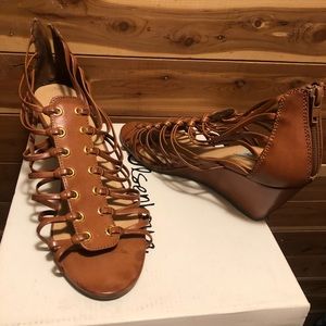 Wedge heel shoes